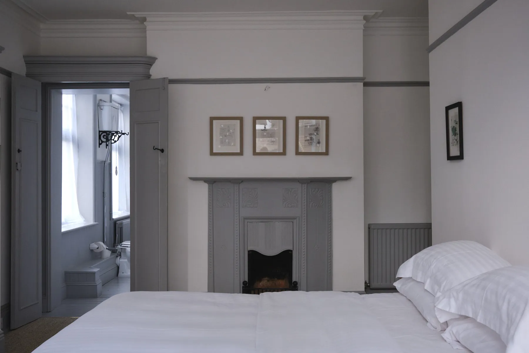 The bed and the fireplace in Oldfield
